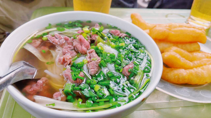 Chấn động giới "nghiện phở": Phở Mặn Gầm Cầu bán trở lại sau nhiều năm đóng cửa, khách quen nườm nượp kéo đến từ sáng sớm - Ảnh 5. Chấn động giới "nghiện phở": Phở Mặn Gầm Cầu bán trở lại sau nhiều năm đóng cửa, khách quen nườm nượp kéo đến từ sáng sớm - Ảnh 5.