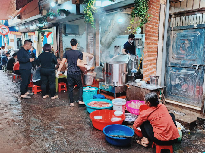 Chấn động giới "nghiện phở": Phở Mặn Gầm Cầu bán trở lại sau nhiều năm đóng cửa, khách quen nườm nượp kéo đến từ sáng sớm - Ảnh 3. Chấn động giới "nghiện phở": Phở Mặn Gầm Cầu bán trở lại sau nhiều năm đóng cửa, khách quen nườm nượp kéo đến từ sáng sớm - Ảnh 3.