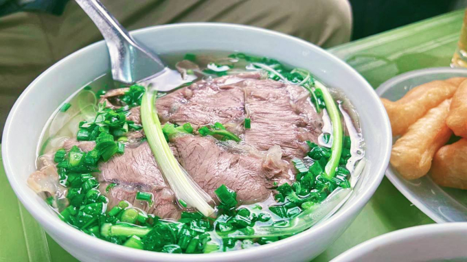 Chấn động giới "nghiện phở": Phở Mặn Gầm Cầu bán trở lại sau nhiều năm đóng cửa, khách quen nườm nượp kéo đến từ sáng sớm - Ảnh 4. Chấn động giới "nghiện phở": Phở Mặn Gầm Cầu bán trở lại sau nhiều năm đóng cửa, khách quen nườm nượp kéo đến từ sáng sớm - Ảnh 4.