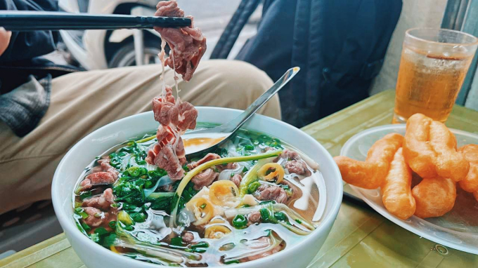 Chấn động giới "nghiện phở": Phở Mặn Gầm Cầu bán trở lại sau nhiều năm đóng cửa, khách quen nườm nượp kéo đến từ sáng sớm - Ảnh 6. Chấn động giới "nghiện phở": Phở Mặn Gầm Cầu bán trở lại sau nhiều năm đóng cửa, khách quen nườm nượp kéo đến từ sáng sớm - Ảnh 6.