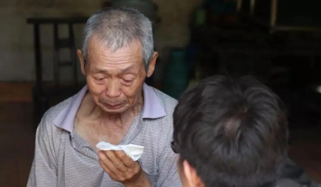 Lão nông lấy bảo vật gia truyền đi thẩm định vì 2 con trai bất hiếu: Nhận được câu trả lời của chuyên gia mà nước mắt rơi như mưa - Ảnh 2. Lão nông lấy bảo vật gia truyền đi thẩm định vì 2 con trai bất hiếu: Nhận được câu trả lời của chuyên gia mà nước mắt rơi như mưa - Ảnh 2.