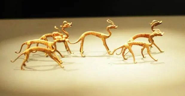 Cả công trường dừng thi công khẩn cấp vì công nhân đào trúng "vật cứng kỳ lạ": Hiện trường lập tức bị phong tỏa, kho báu vô giá nghìn năm tuổi dần dần hé lộ - Ảnh 2. Cả công trường dừng thi công khẩn cấp vì công nhân đào trúng "vật cứng kỳ lạ": Hiện trường lập tức bị phong tỏa, kho báu vô giá nghìn năm tuổi dần dần hé lộ - Ảnh 2.