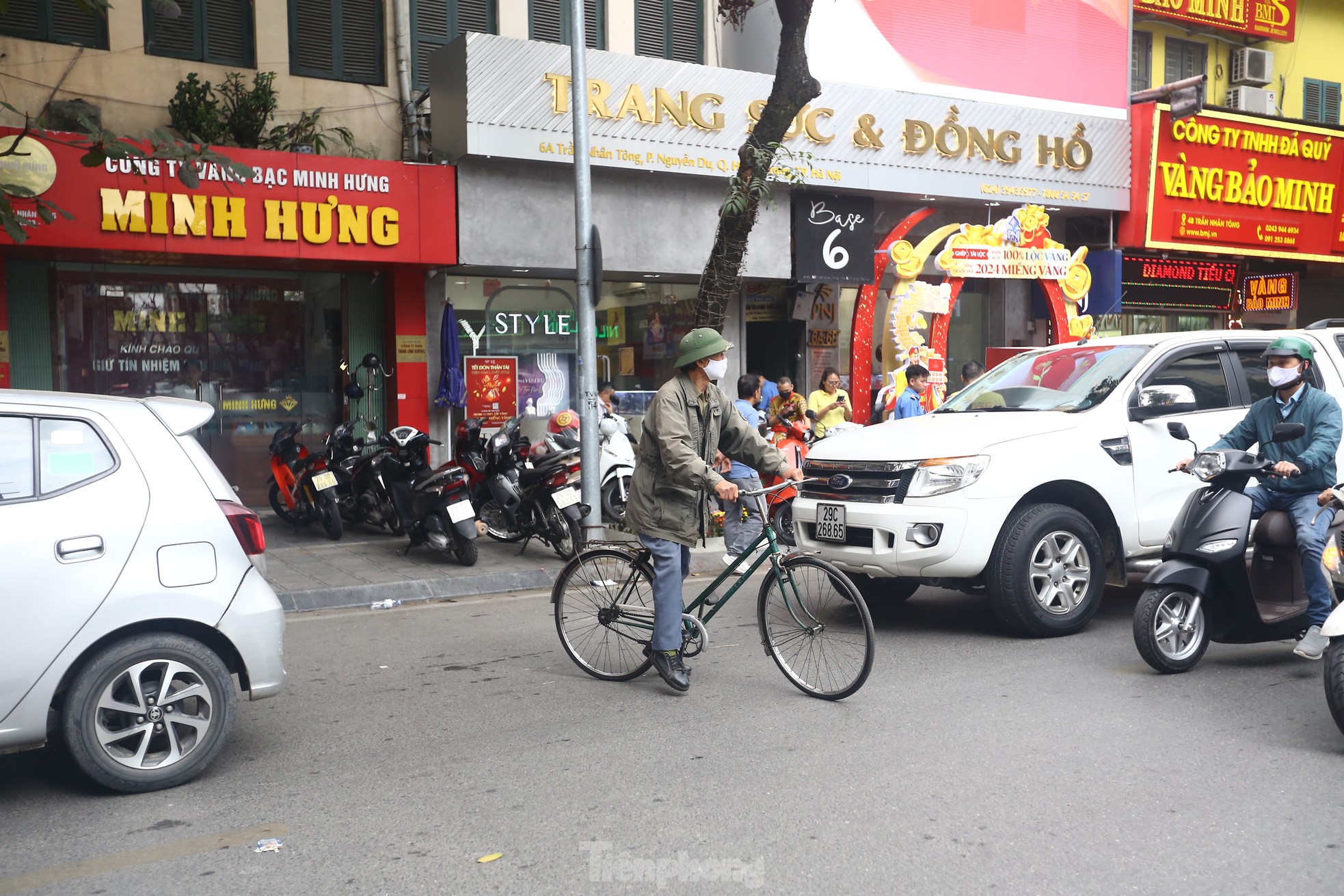 Cụ ông gần 80 tuổi đạp xe hơn 10 km đi mua vàng vía Thần tài - Ảnh 14. Cụ ông gần 80 tuổi đạp xe hơn 10 km đi mua vàng vía Thần tài - Ảnh 14.