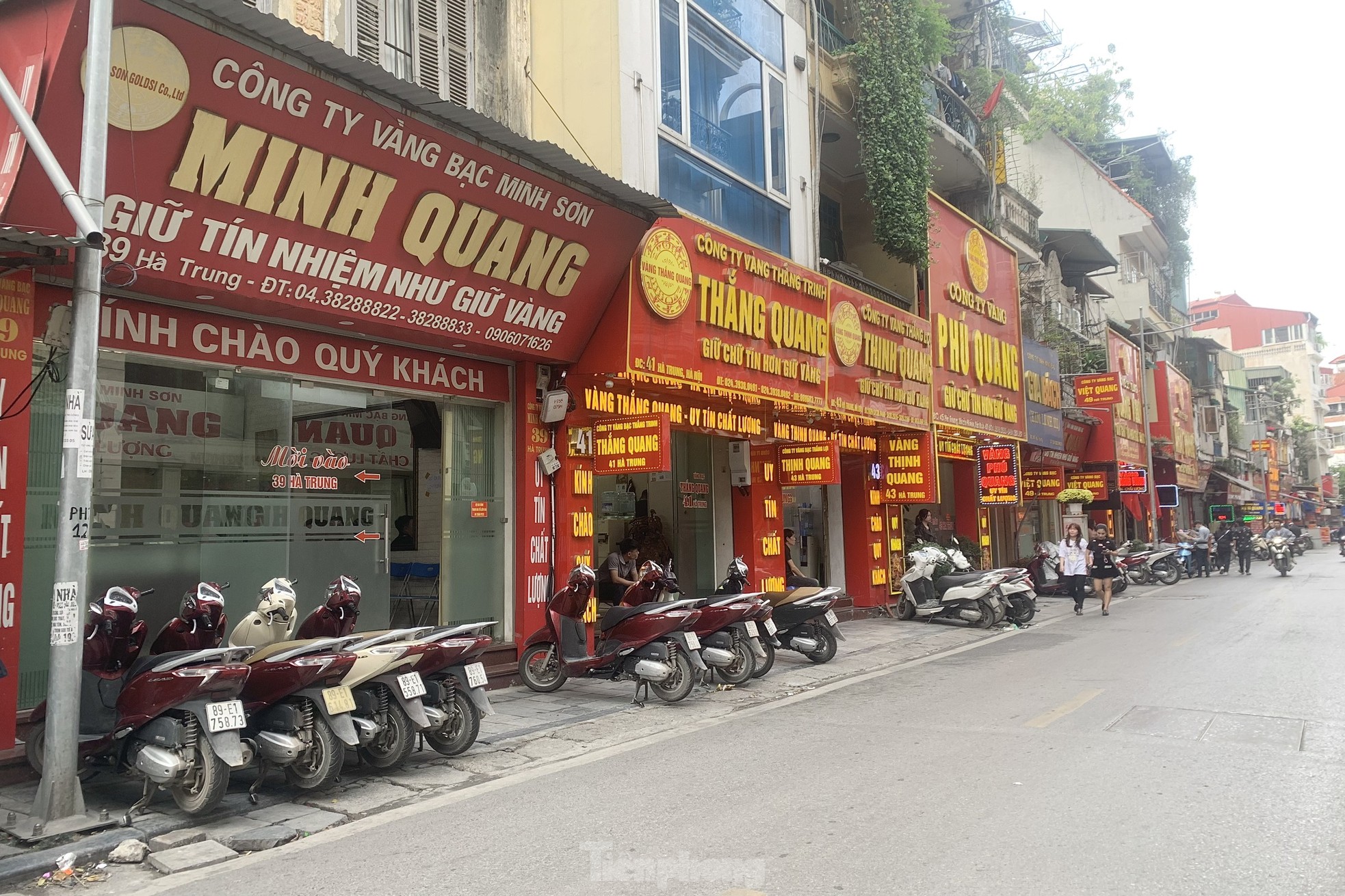 Cụ ông gần 80 tuổi đạp xe hơn 10 km đi mua vàng vía Thần tài - Ảnh 15. Cụ ông gần 80 tuổi đạp xe hơn 10 km đi mua vàng vía Thần tài - Ảnh 15.