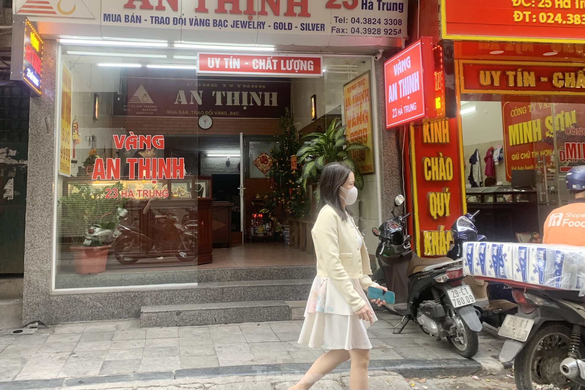 Cụ ông gần 80 tuổi đạp xe hơn 10 km đi mua vàng vía Thần tài - Ảnh 16. Cụ ông gần 80 tuổi đạp xe hơn 10 km đi mua vàng vía Thần tài - Ảnh 16.