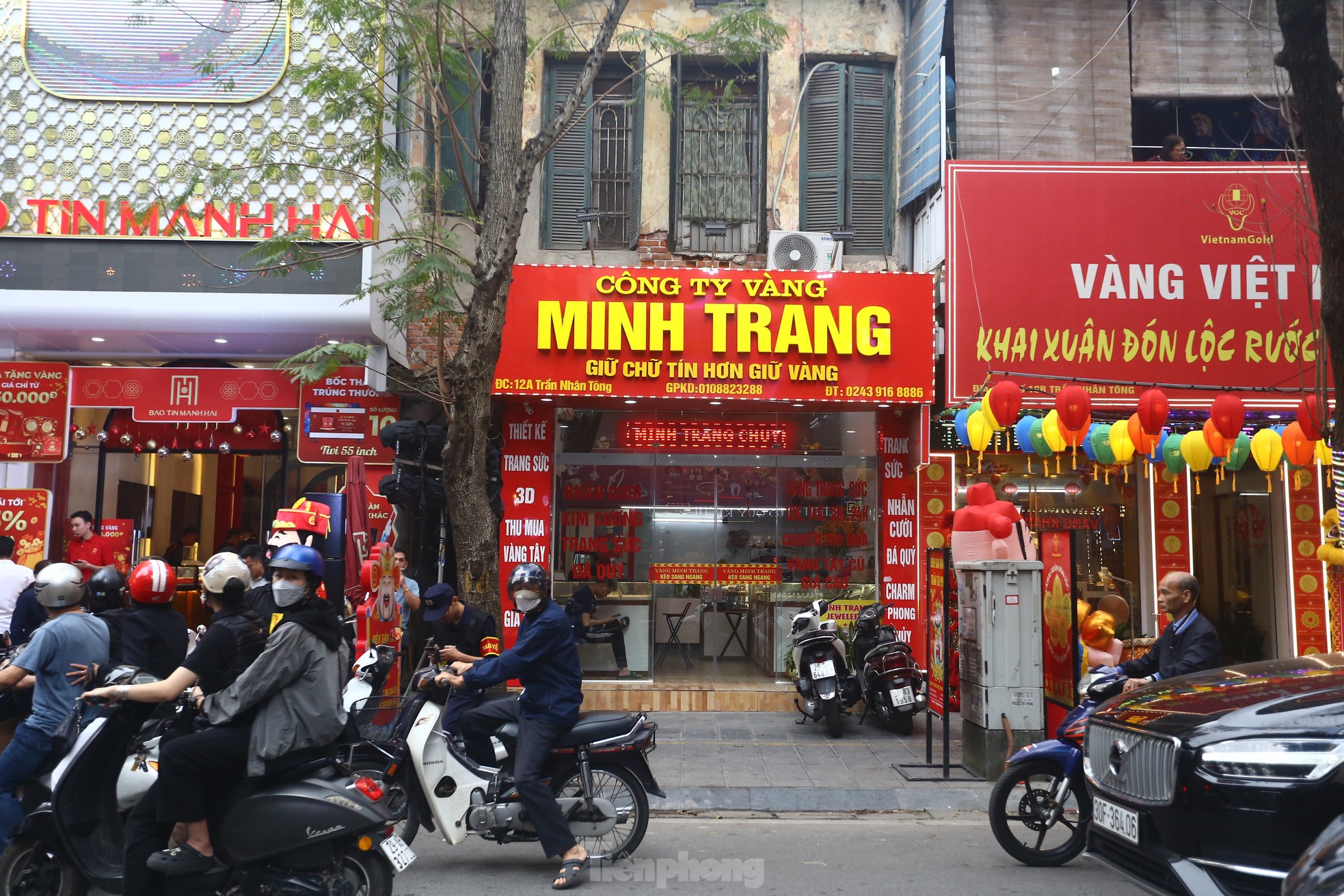 Cụ ông gần 80 tuổi đạp xe hơn 10 km đi mua vàng vía Thần tài - Ảnh 17. Cụ ông gần 80 tuổi đạp xe hơn 10 km đi mua vàng vía Thần tài - Ảnh 17.
