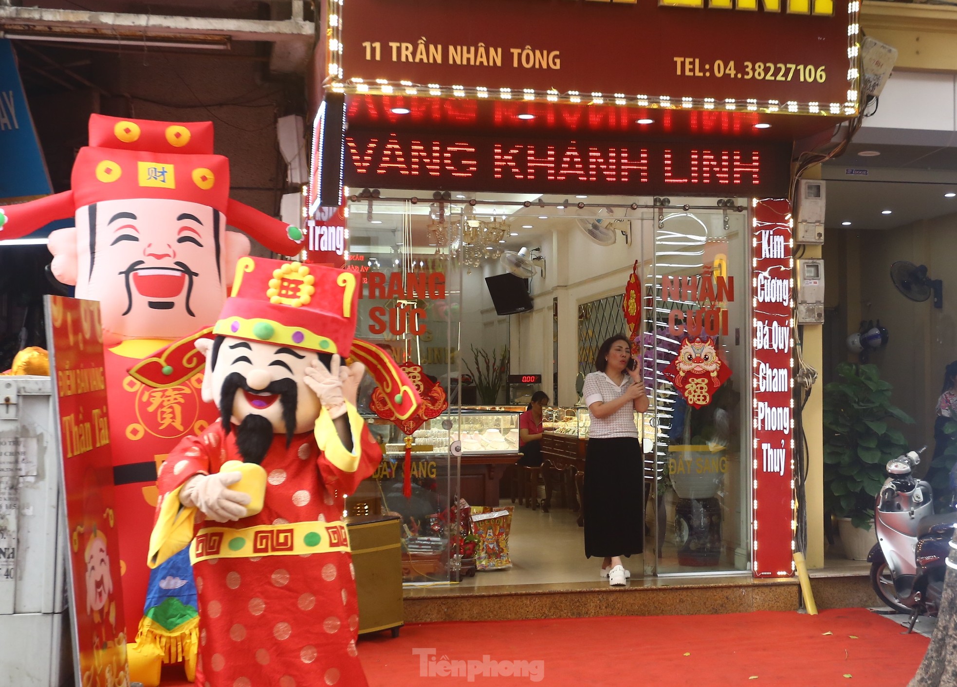 Cụ ông gần 80 tuổi đạp xe hơn 10 km đi mua vàng vía Thần tài - Ảnh 18. Cụ ông gần 80 tuổi đạp xe hơn 10 km đi mua vàng vía Thần tài - Ảnh 18.