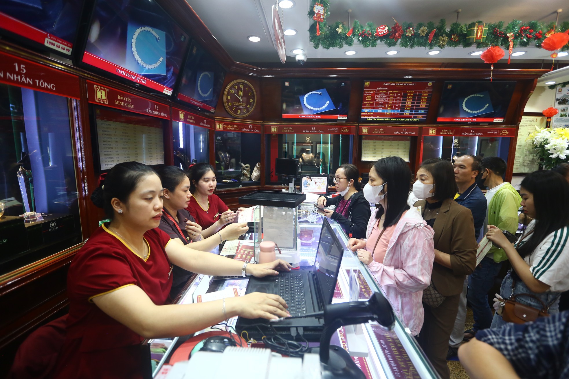 Cụ ông gần 80 tuổi đạp xe hơn 10 km đi mua vàng vía Thần tài - Ảnh 7. Cụ ông gần 80 tuổi đạp xe hơn 10 km đi mua vàng vía Thần tài - Ảnh 7.