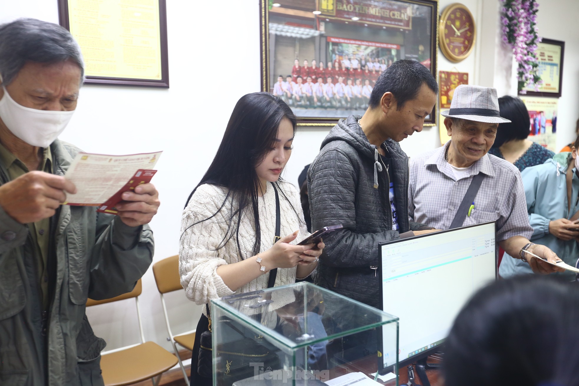 Cụ ông gần 80 tuổi đạp xe hơn 10 km đi mua vàng vía Thần tài - Ảnh 9. Cụ ông gần 80 tuổi đạp xe hơn 10 km đi mua vàng vía Thần tài - Ảnh 9.