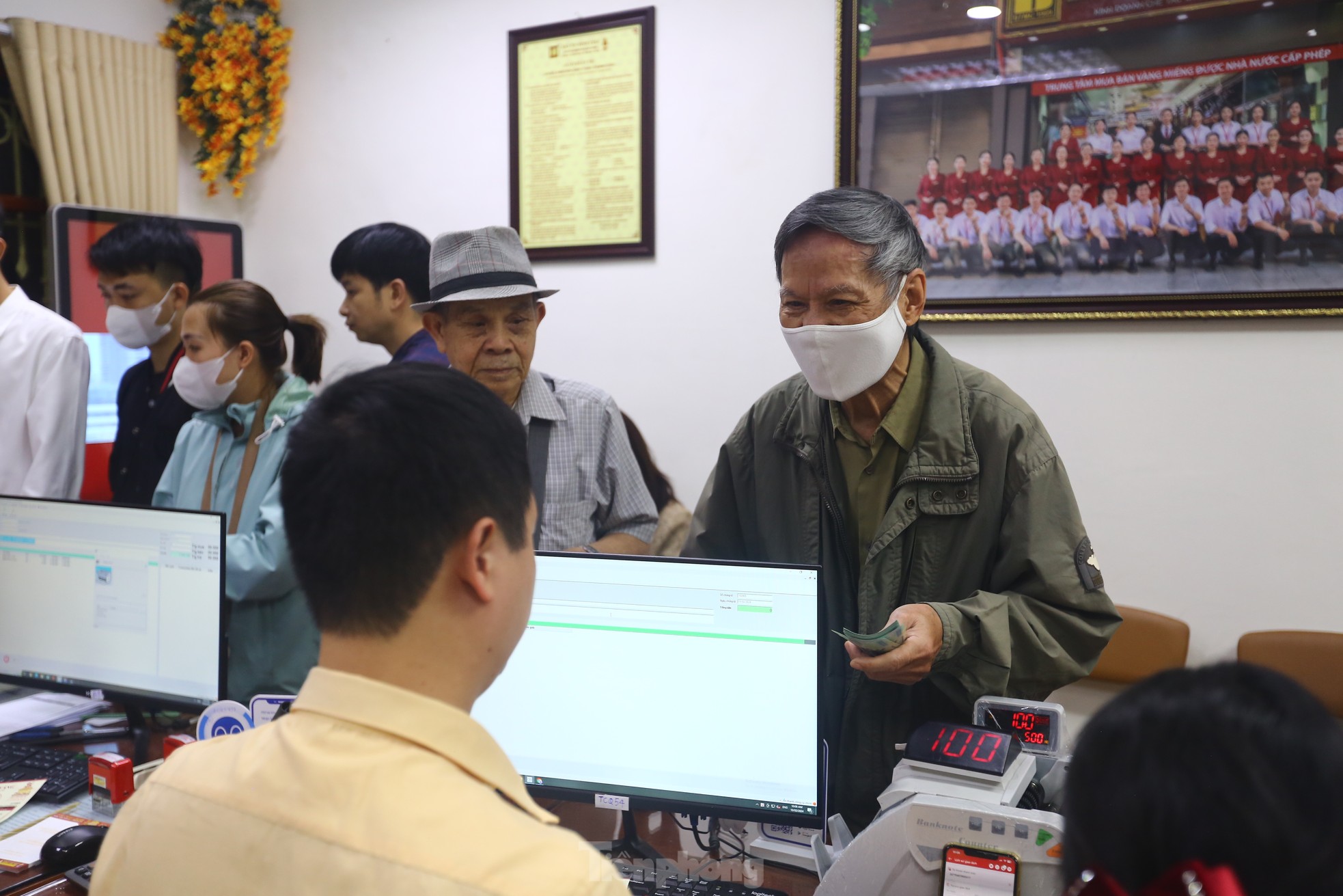 Cụ ông gần 80 tuổi đạp xe hơn 10 km đi mua vàng vía Thần tài - Ảnh 11. Cụ ông gần 80 tuổi đạp xe hơn 10 km đi mua vàng vía Thần tài - Ảnh 11.