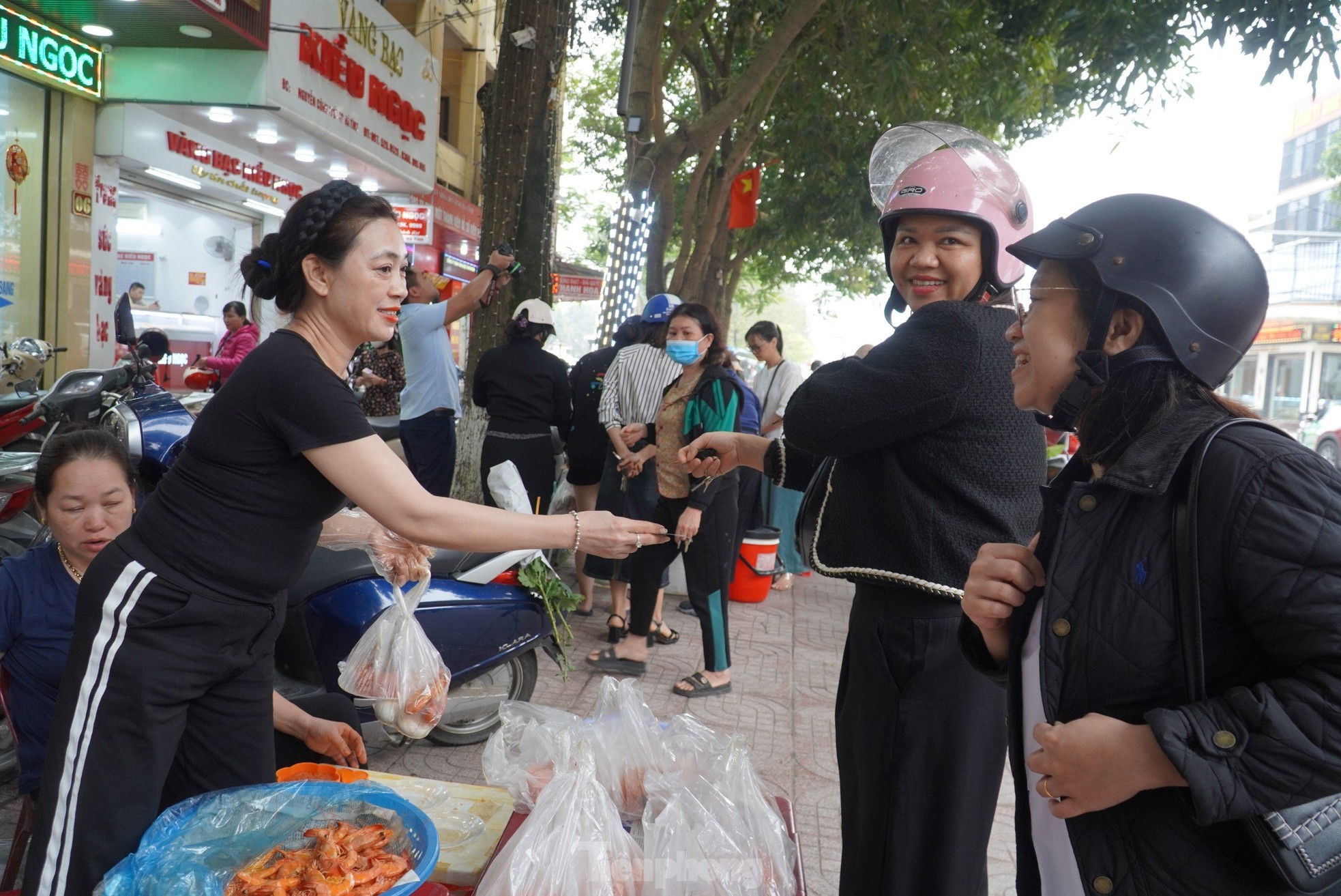 Xôi tam sên - món ăn nghe lạ tai mà bán vèo vèo ngày vía Thần tài - Ảnh 1.