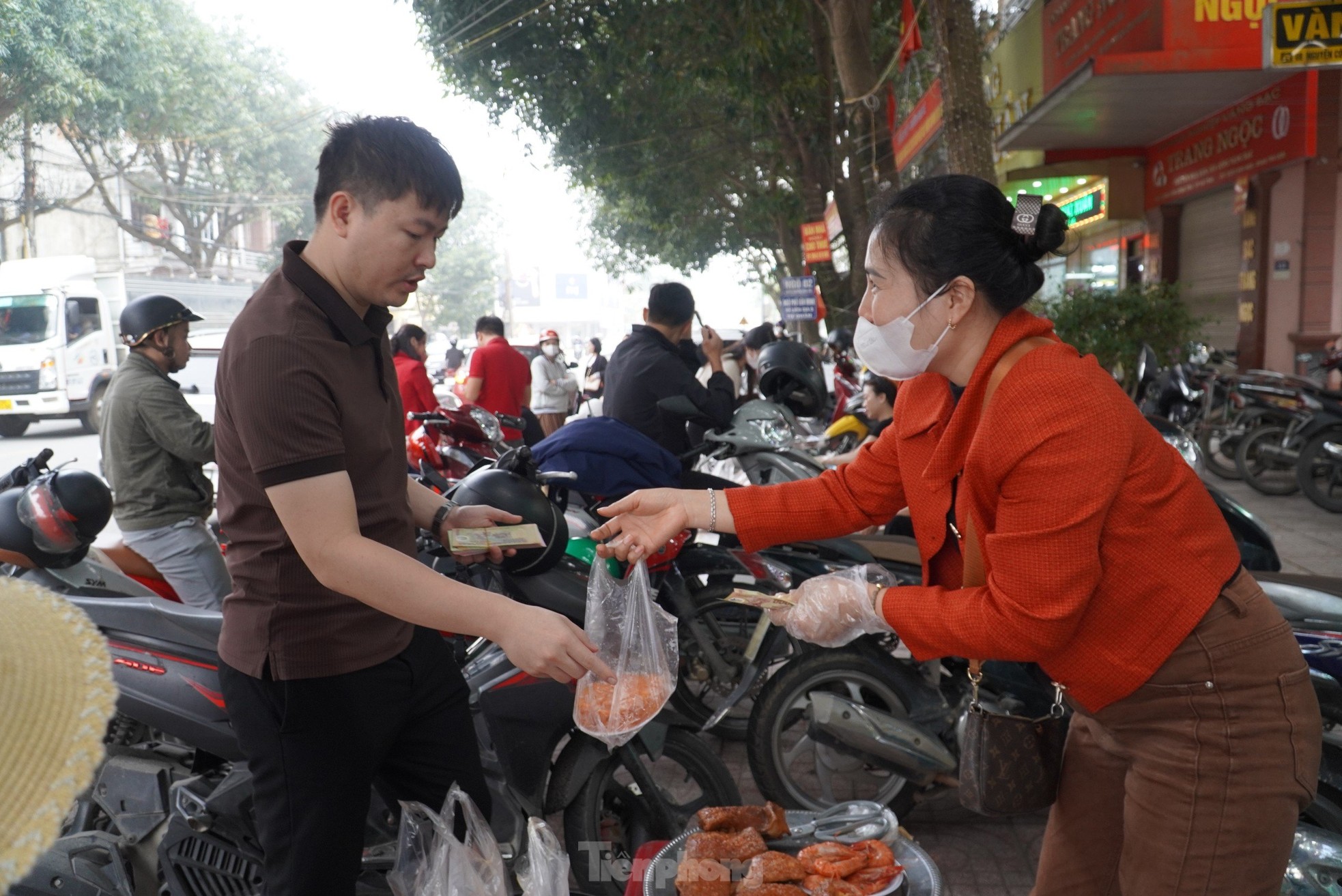 Xôi tam sên - món ăn nghe lạ tai mà bán vèo vèo ngày vía Thần tài - Ảnh 9.