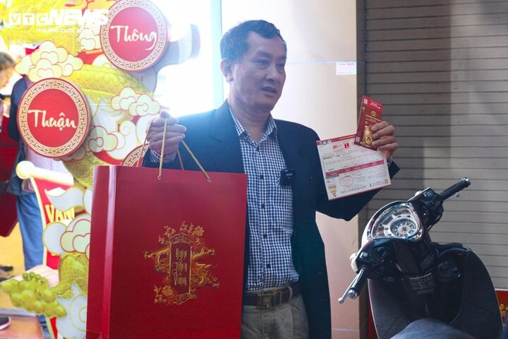 Đi làm muộn, thức xuyên trưa để mua vàng đúng ngày vía Thần Tài - Ảnh 7. Đi làm muộn, thức xuyên trưa để mua vàng đúng ngày vía Thần Tài - Ảnh 7.