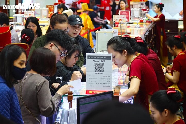 Đi làm muộn, thức xuyên trưa để mua vàng đúng ngày vía Thần Tài - Ảnh 3. Đi làm muộn, thức xuyên trưa để mua vàng đúng ngày vía Thần Tài - Ảnh 3.