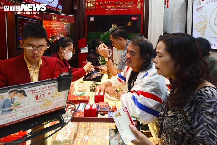 Đi làm muộn, thức xuyên trưa để mua vàng đúng ngày vía Thần Tài - Ảnh 4. Đi làm muộn, thức xuyên trưa để mua vàng đúng ngày vía Thần Tài - Ảnh 4.
