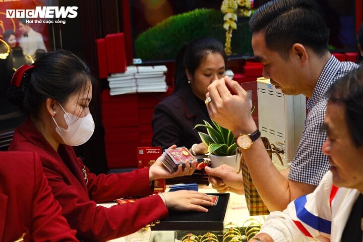 Đi làm muộn, thức xuyên trưa để mua vàng đúng ngày vía Thần Tài - Ảnh 8. Đi làm muộn, thức xuyên trưa để mua vàng đúng ngày vía Thần Tài - Ảnh 8.