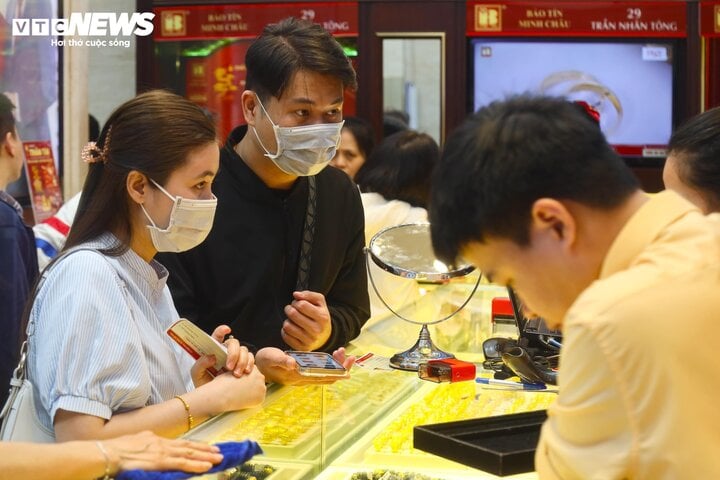 Đi làm muộn, thức xuyên trưa để mua vàng đúng ngày vía Thần Tài - Ảnh 9. Đi làm muộn, thức xuyên trưa để mua vàng đúng ngày vía Thần Tài - Ảnh 9.