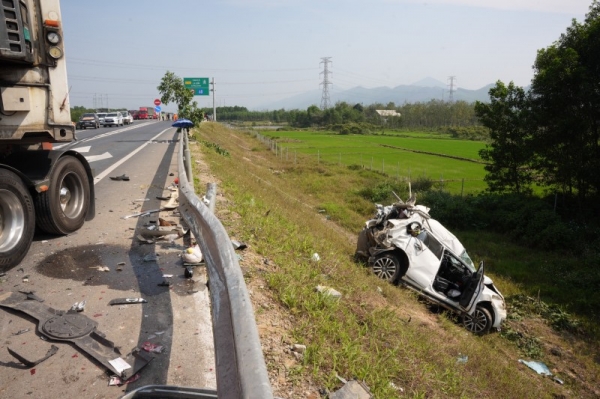 Thủ tướng chỉ đạo khẩn trương làm rõ nguyên nhân tai nạn giao thông trên cao tốc Cam Lộ - La Sơn - Ảnh 1.