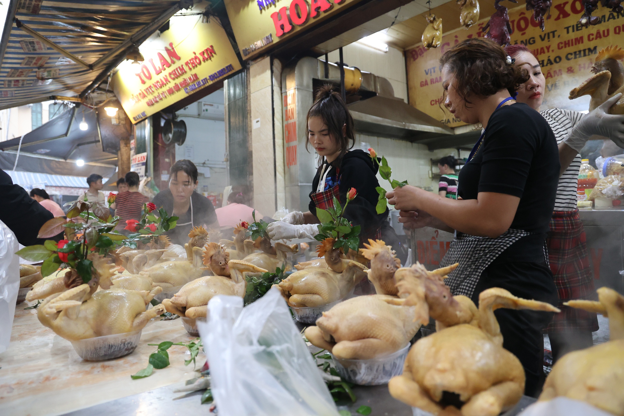 Người Hà Nội đi "chợ nhà giàu" chi tiền triệu mua gà ngậm hoa hồng cúng ông Công ông Táo- Ảnh 5.