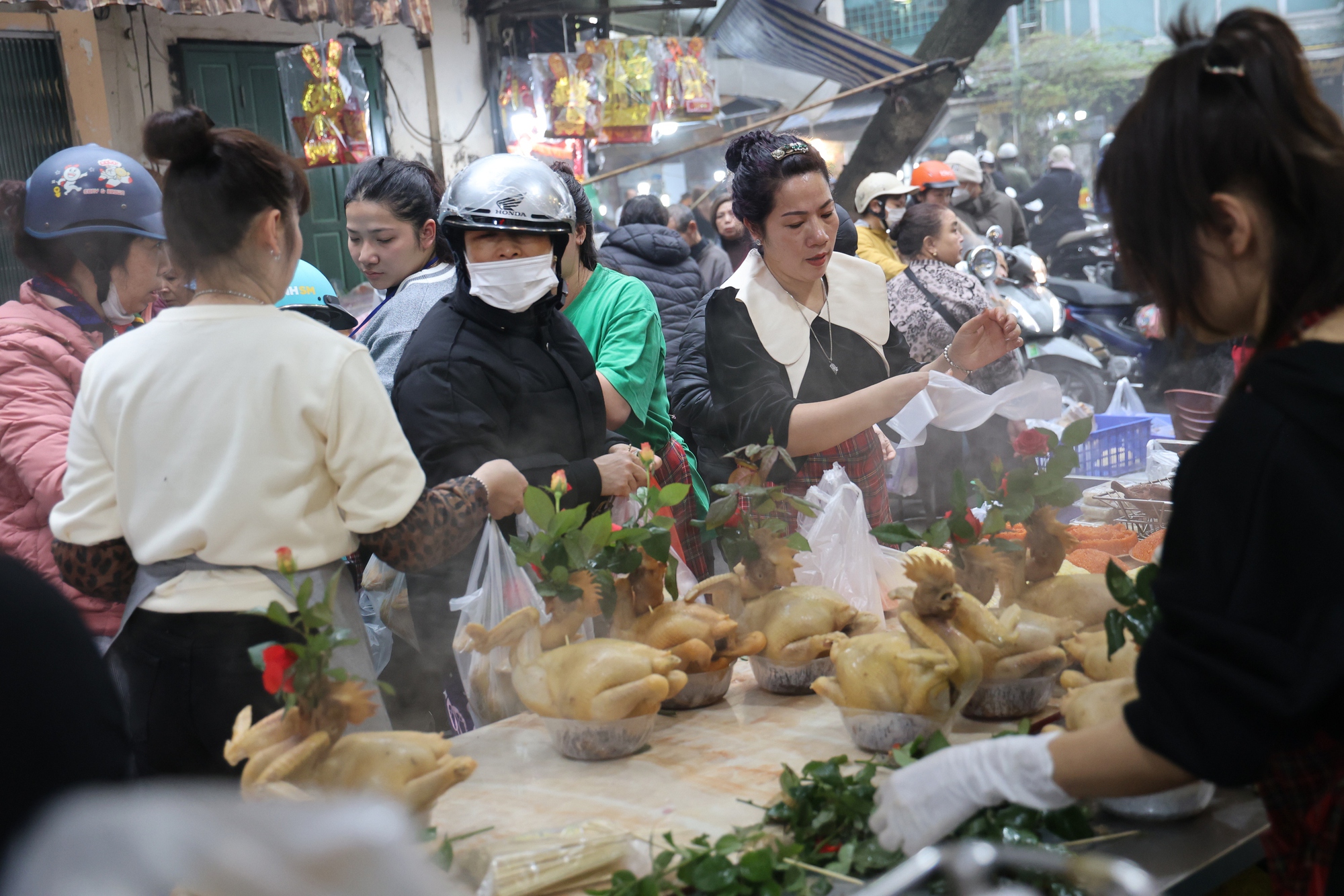 Người Hà Nội đi "chợ nhà giàu" chi tiền triệu mua gà ngậm hoa hồng cúng ông Công ông Táo- Ảnh 4.
