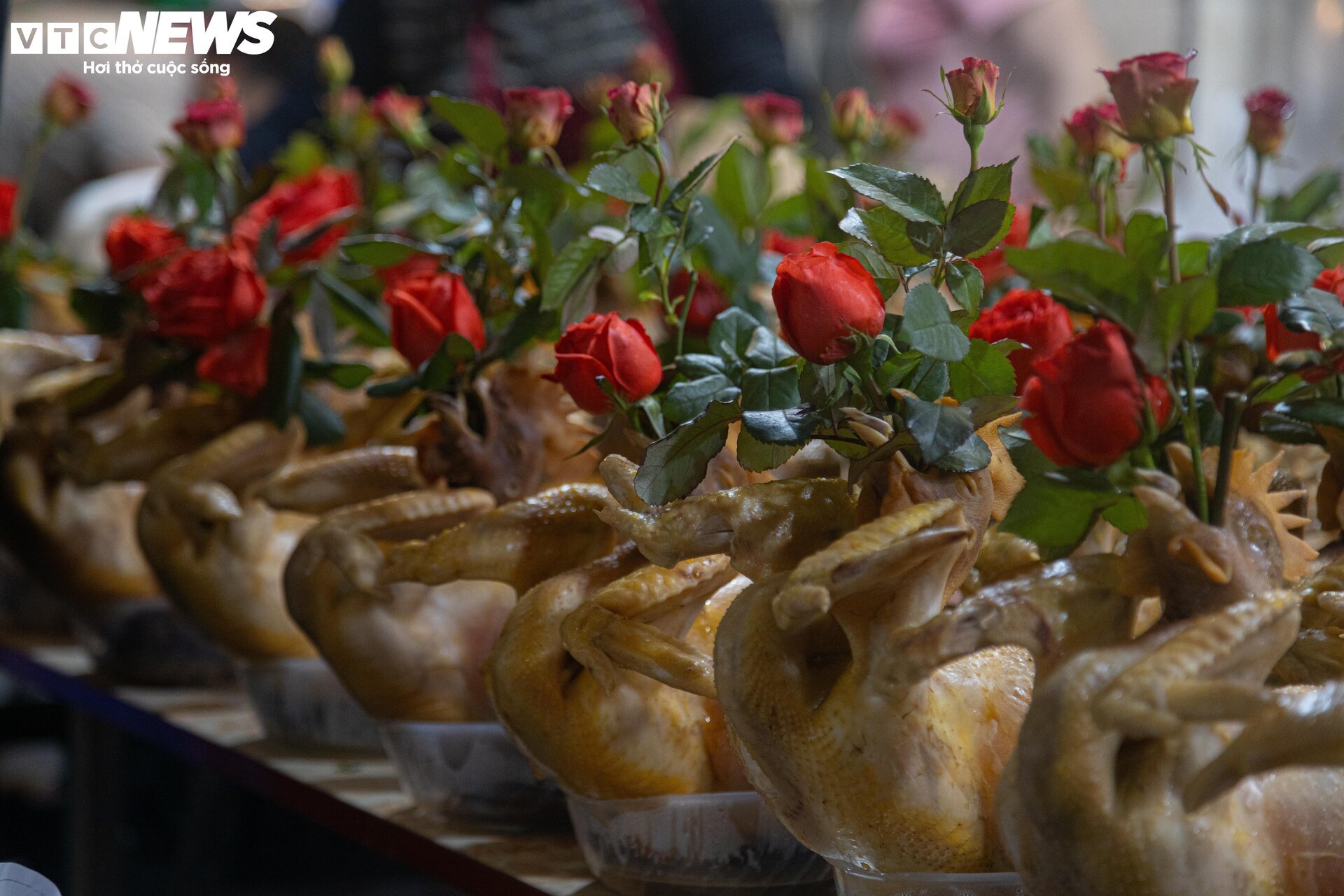 Trời Hà Nội mịt mù sương, chợ vẫn đông người sắm lễ ông Công ông Táo từ sáng sớm - Ảnh 5.