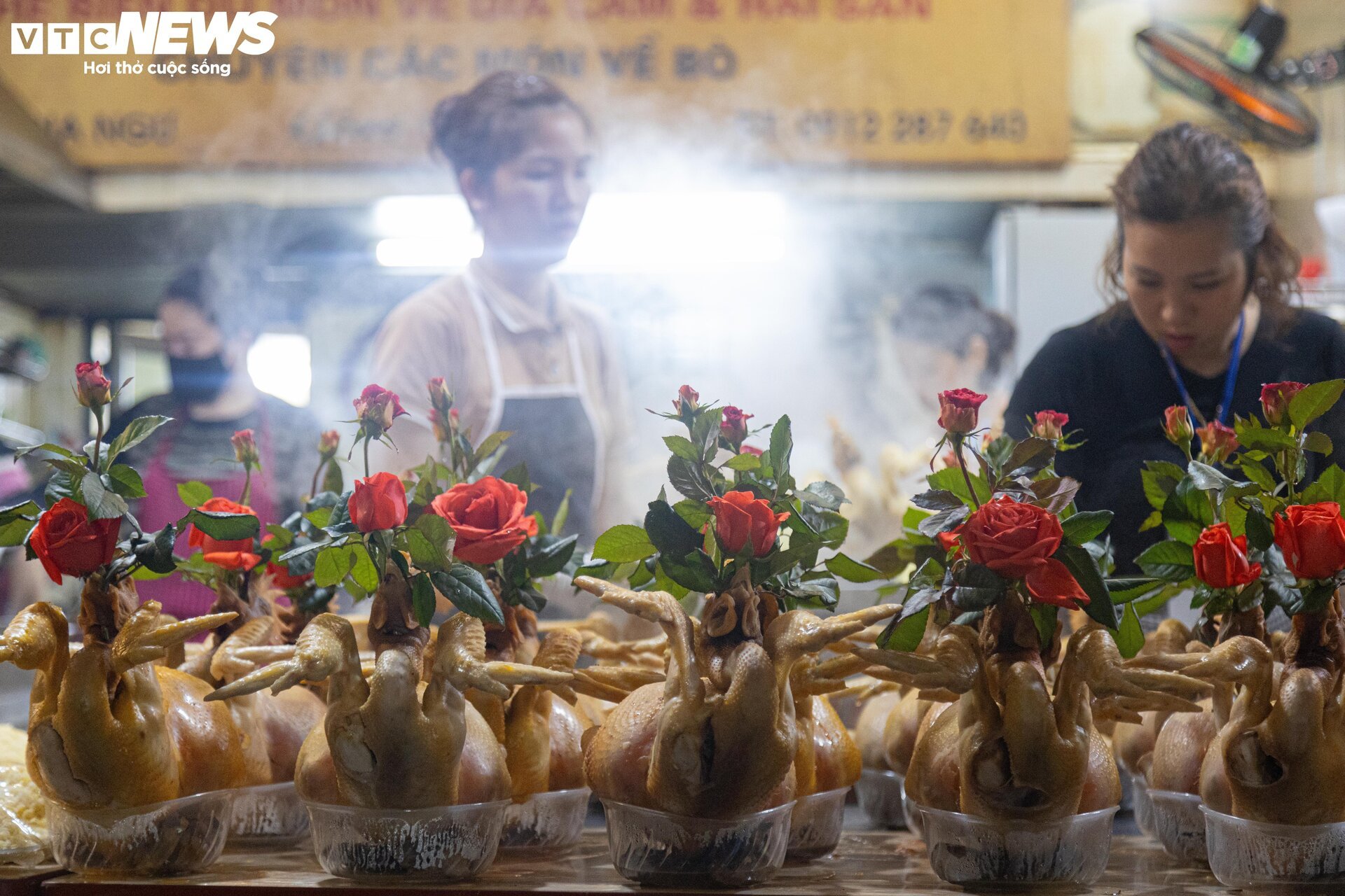 Trời Hà Nội mịt mù sương, chợ vẫn đông người sắm lễ ông Công ông Táo từ sáng sớm - Ảnh 6.