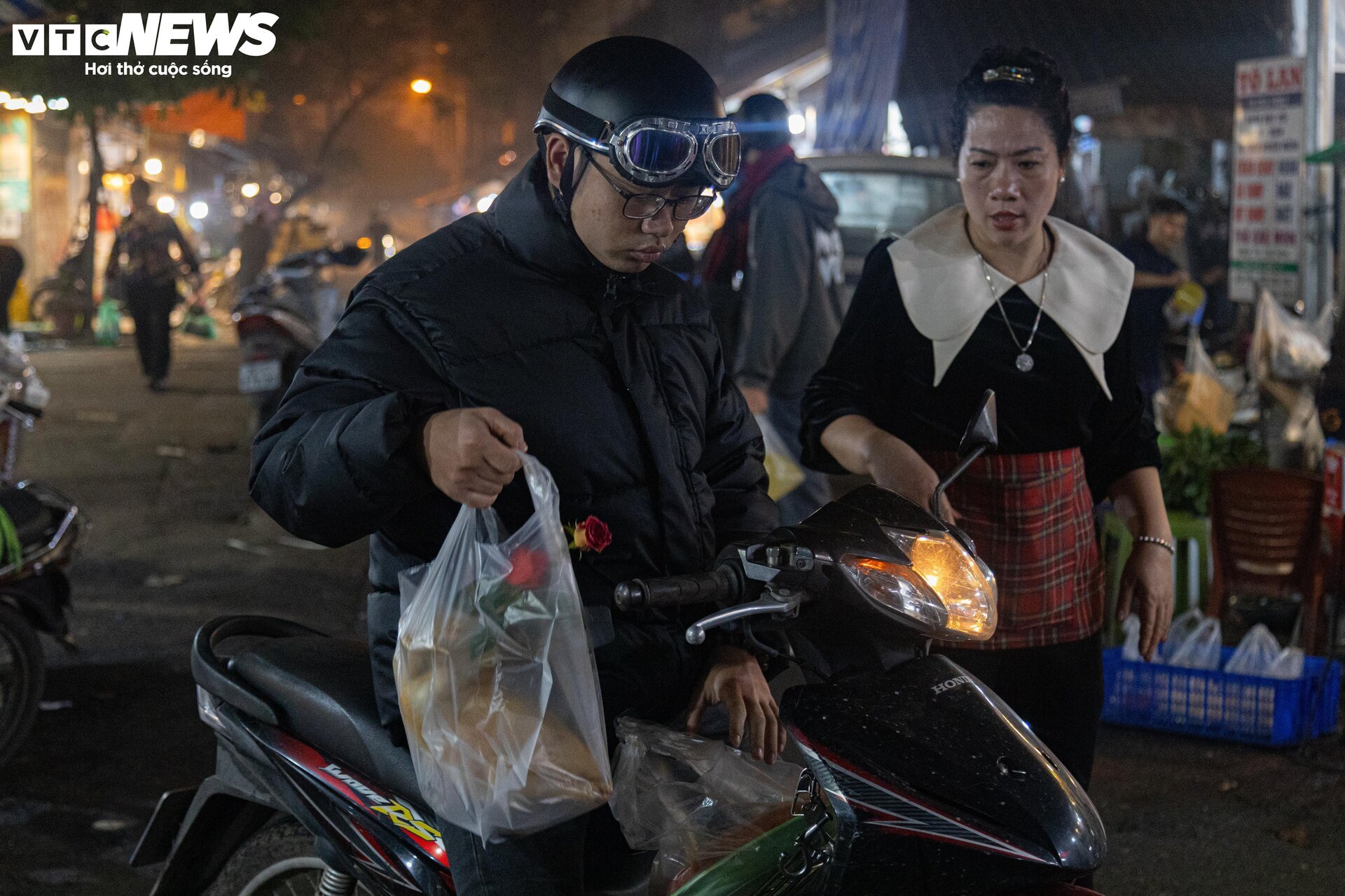 Trời Hà Nội mịt mù sương, chợ vẫn đông người sắm lễ ông Công ông Táo từ sáng sớm - Ảnh 18.