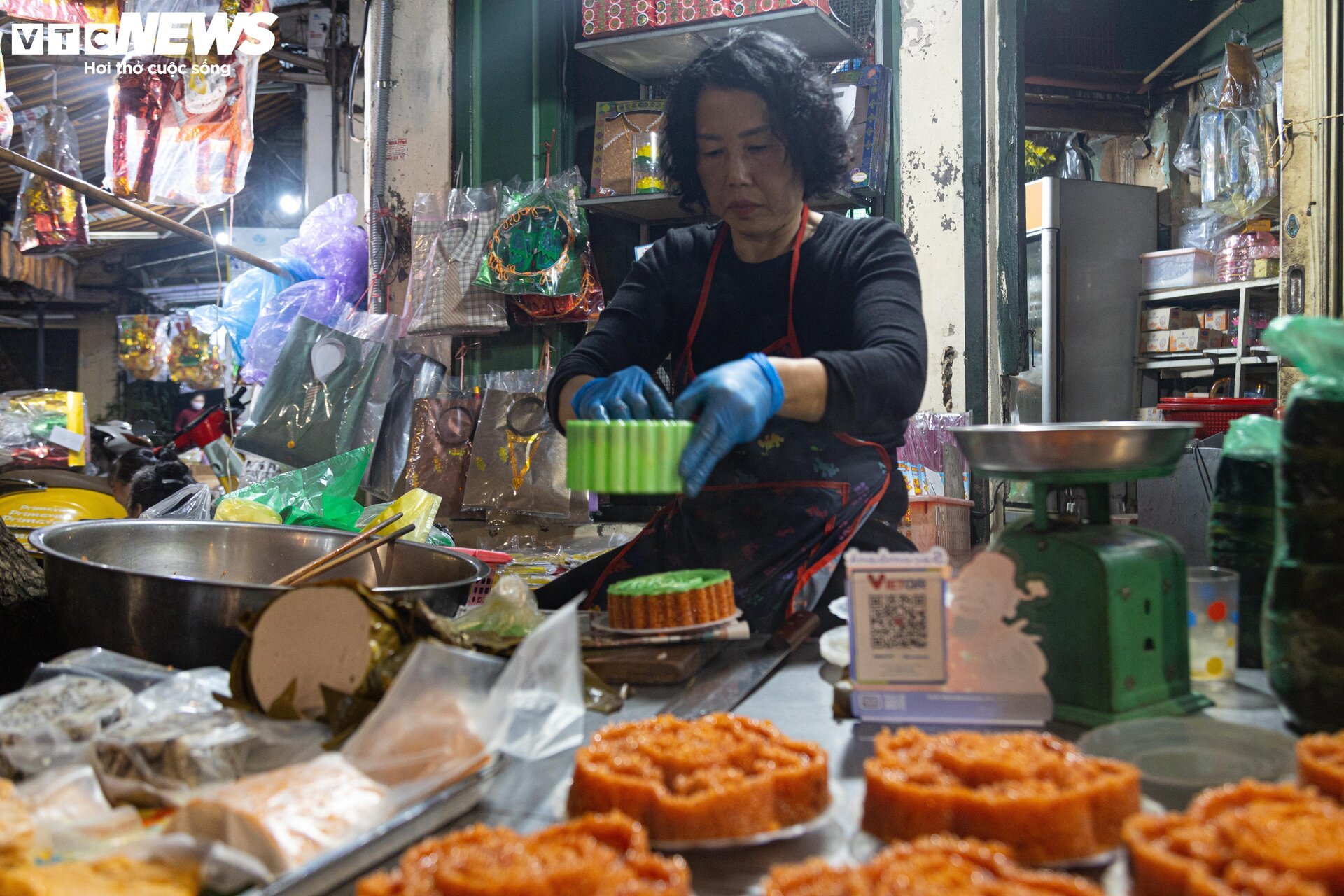 Trời Hà Nội mịt mù sương, chợ vẫn đông người sắm lễ ông Công ông Táo từ sáng sớm - Ảnh 9.