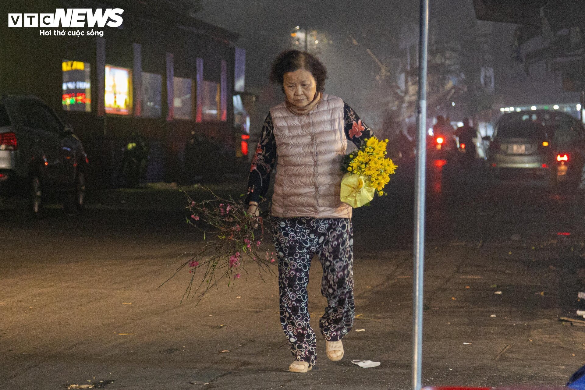 Trời Hà Nội mịt mù sương, chợ vẫn đông người sắm lễ ông Công ông Táo từ sáng sớm - Ảnh 19.