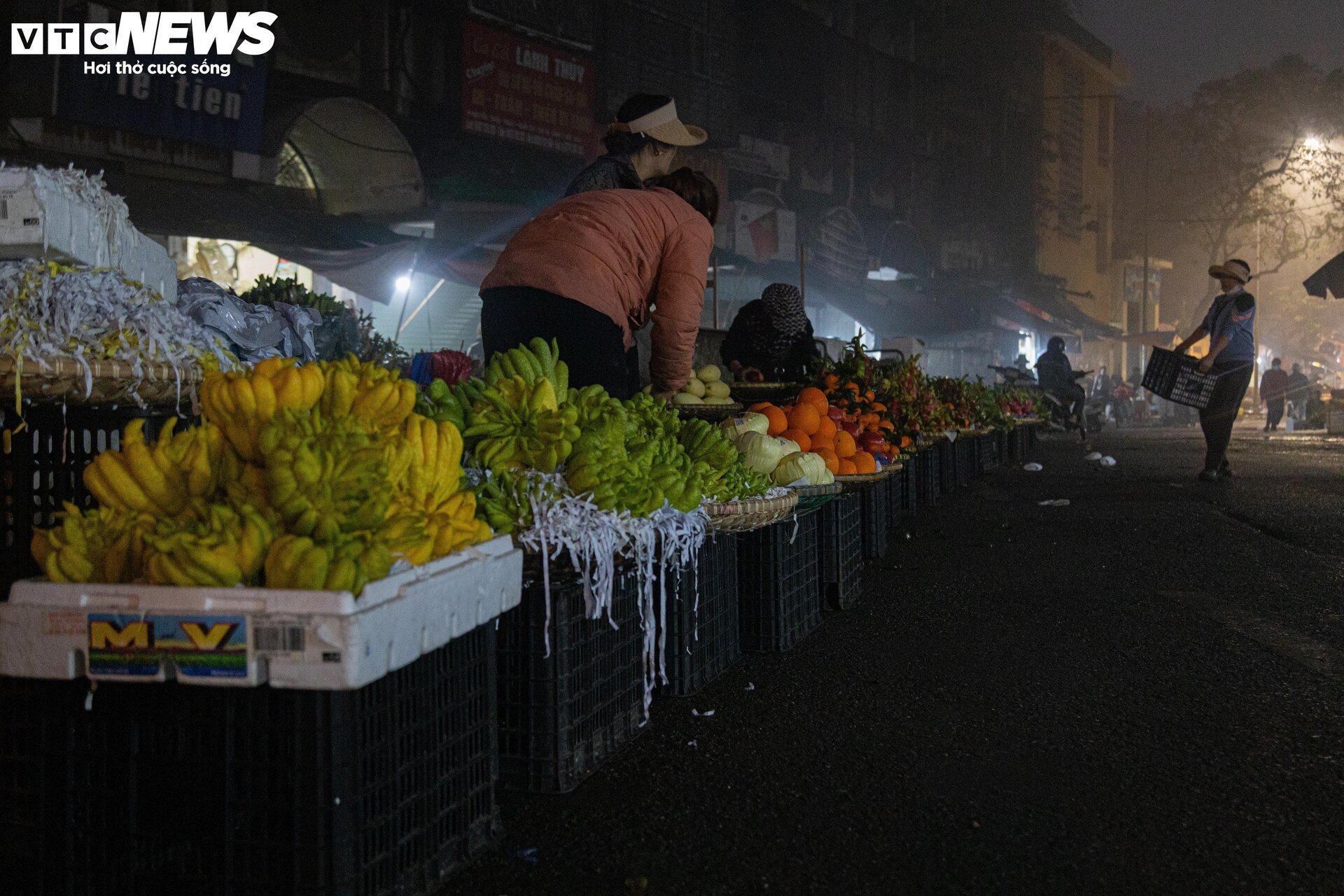 Trời Hà Nội mịt mù sương, chợ vẫn đông người sắm lễ ông Công ông Táo từ sáng sớm - Ảnh 1.