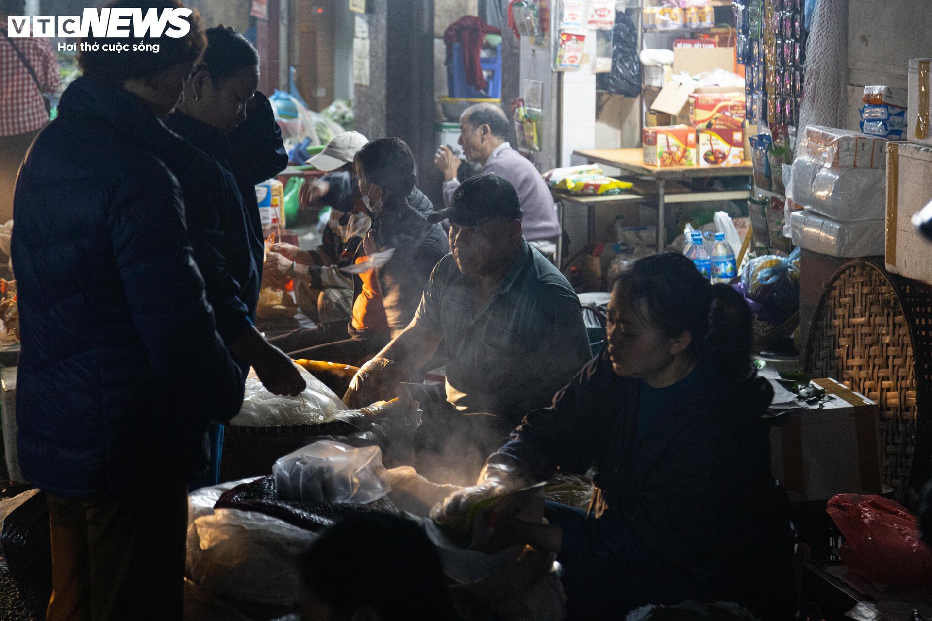 Trời Hà Nội mịt mù sương, chợ vẫn đông người sắm lễ ông Công ông Táo từ sáng sớm - Ảnh 20.