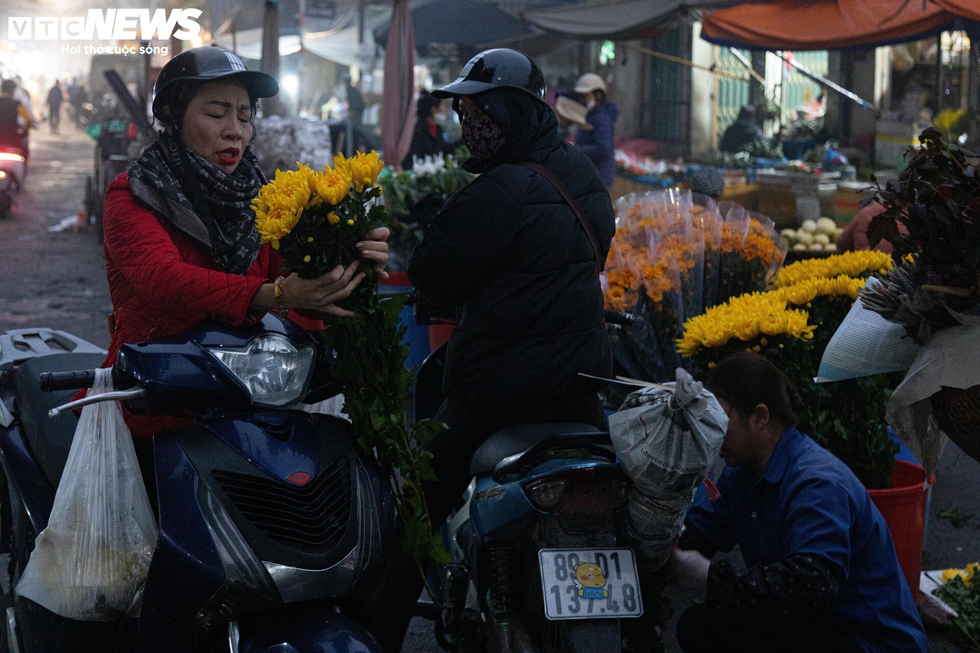 Trời Hà Nội mịt mù sương, chợ vẫn đông người sắm lễ ông Công ông Táo từ sáng sớm - Ảnh 11.