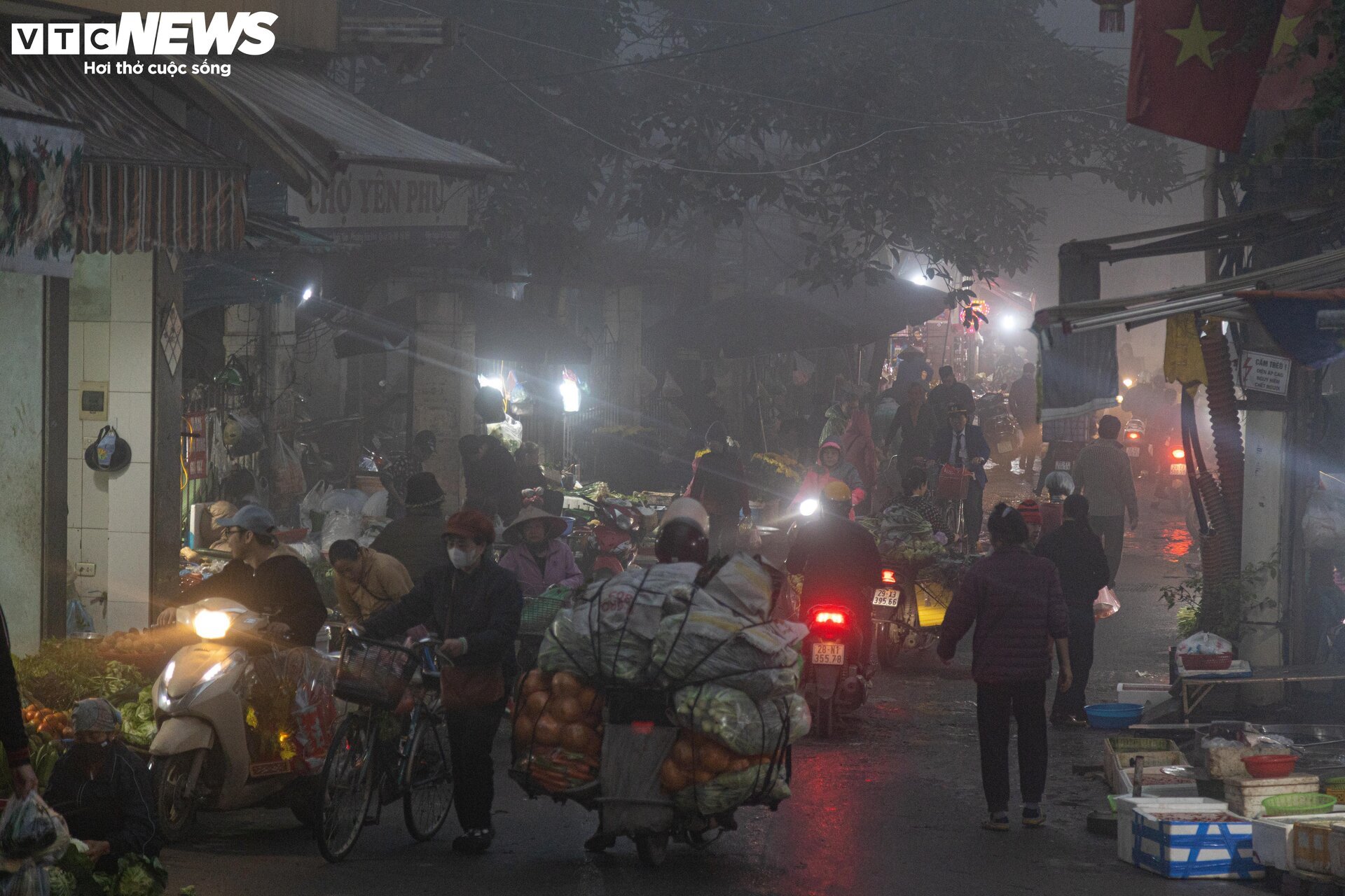 Trời Hà Nội mịt mù sương, chợ vẫn đông người sắm lễ ông Công ông Táo từ sáng sớm - Ảnh 3.