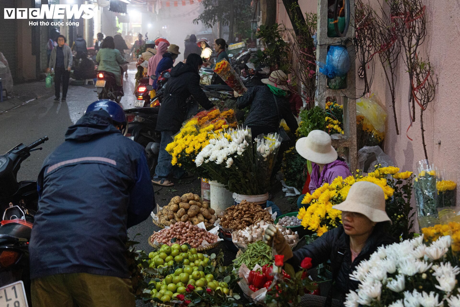 Trời Hà Nội mịt mù sương, chợ vẫn đông người sắm lễ ông Công ông Táo từ sáng sớm - Ảnh 12.
