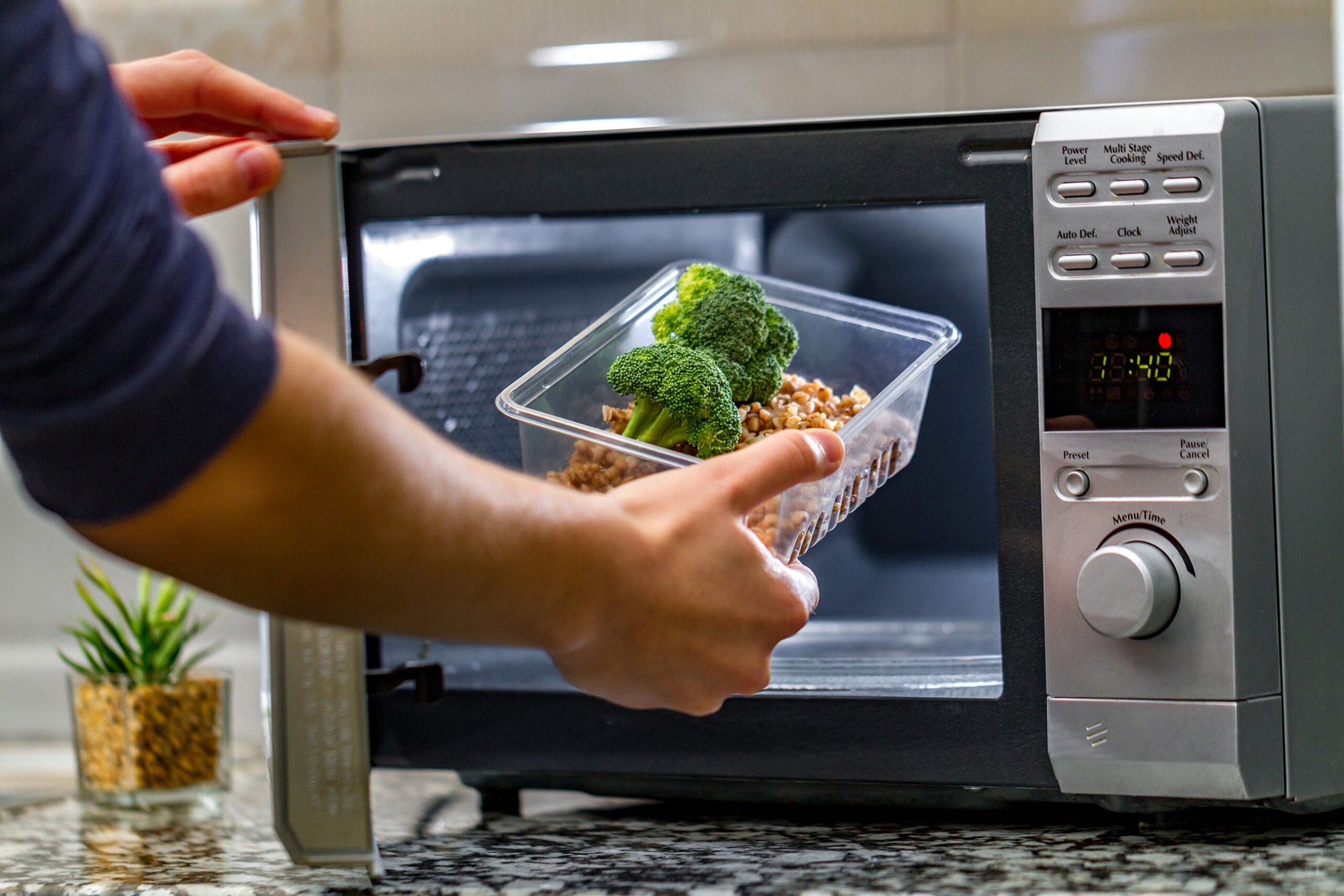 Bảo quản đồ ăn ngày Tết trong hộp nhựa nên lưu ý 7 điều này để an toàn cho sức khoẻ- Ảnh 3.
