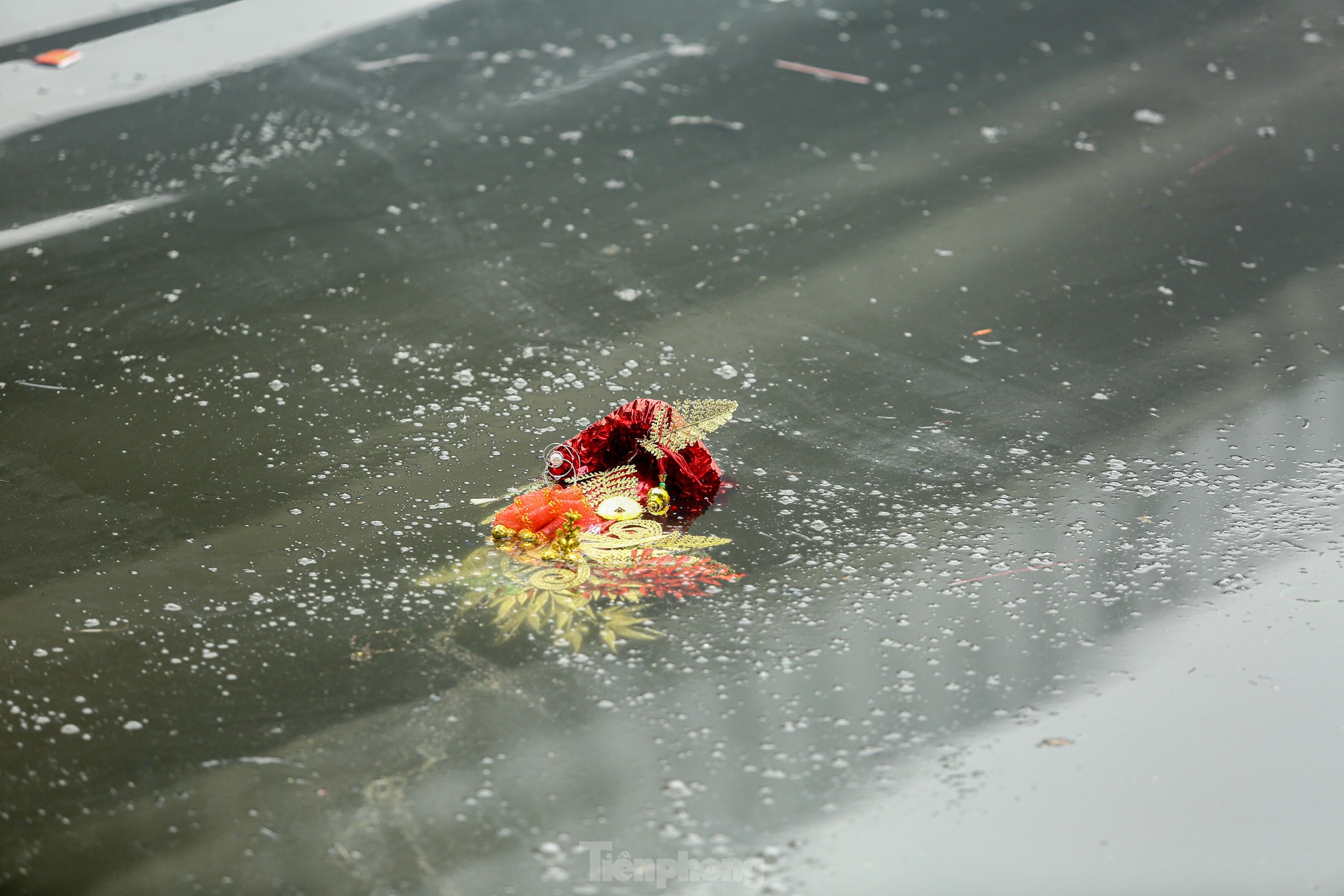 Người thả cá kẻ thả tro hương, mặt nước hồ ‘biến dị’ trong ngày ông Công ông Táo - Ảnh 13.