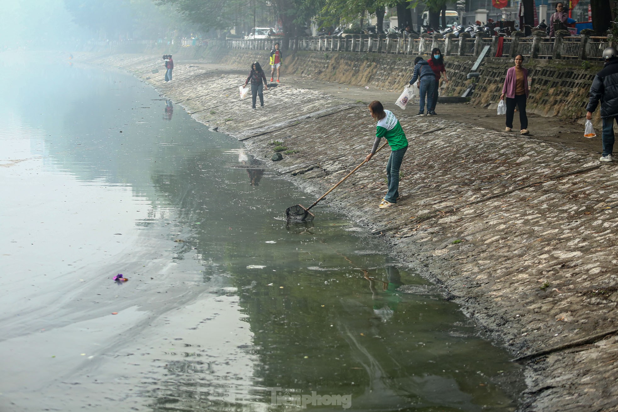 Người thả cá kẻ thả tro hương, mặt nước hồ ‘biến dị’ trong ngày ông Công ông Táo - Ảnh 16.