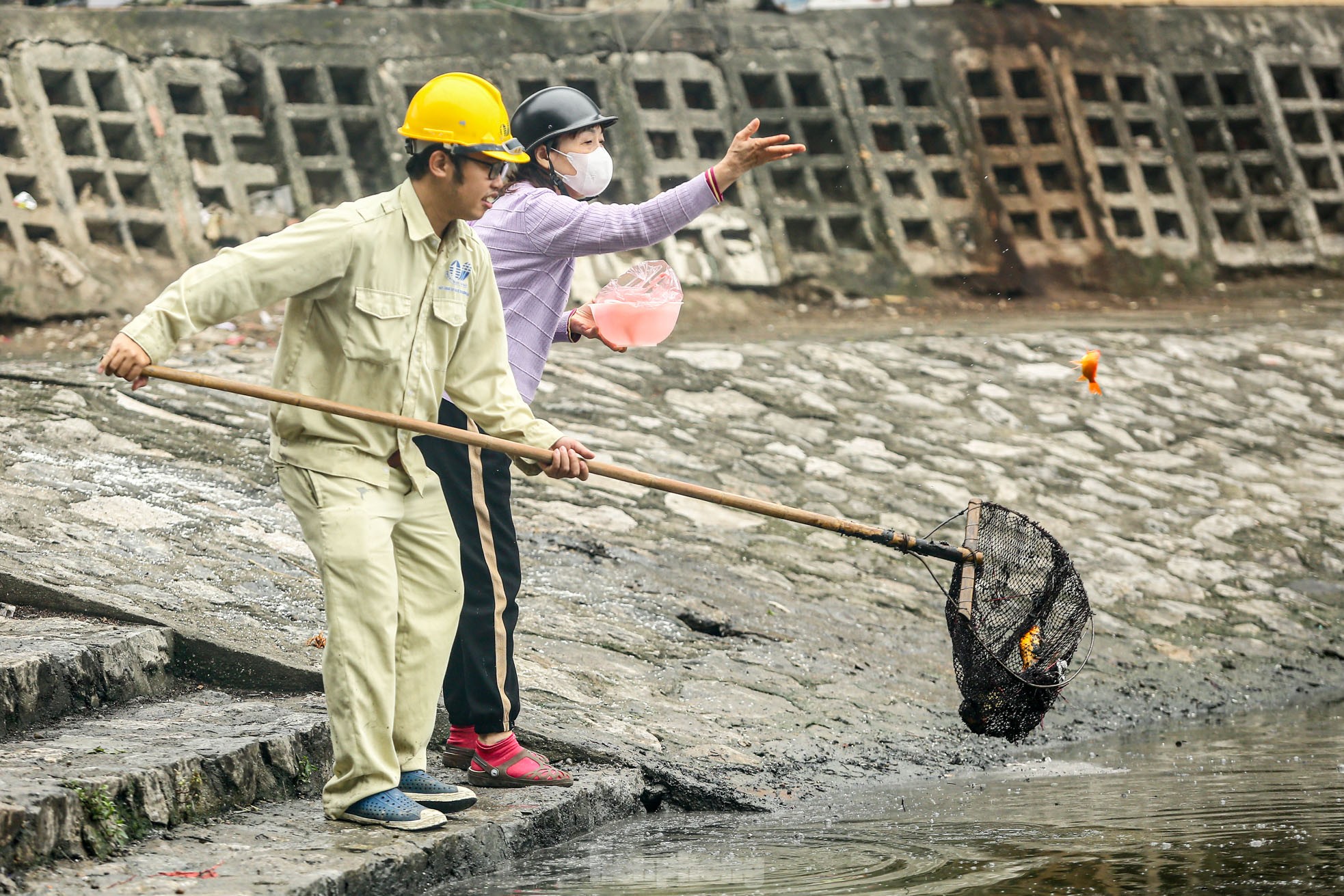 Người thả cá kẻ thả tro hương, mặt nước hồ ‘biến dị’ trong ngày ông Công ông Táo - Ảnh 18.