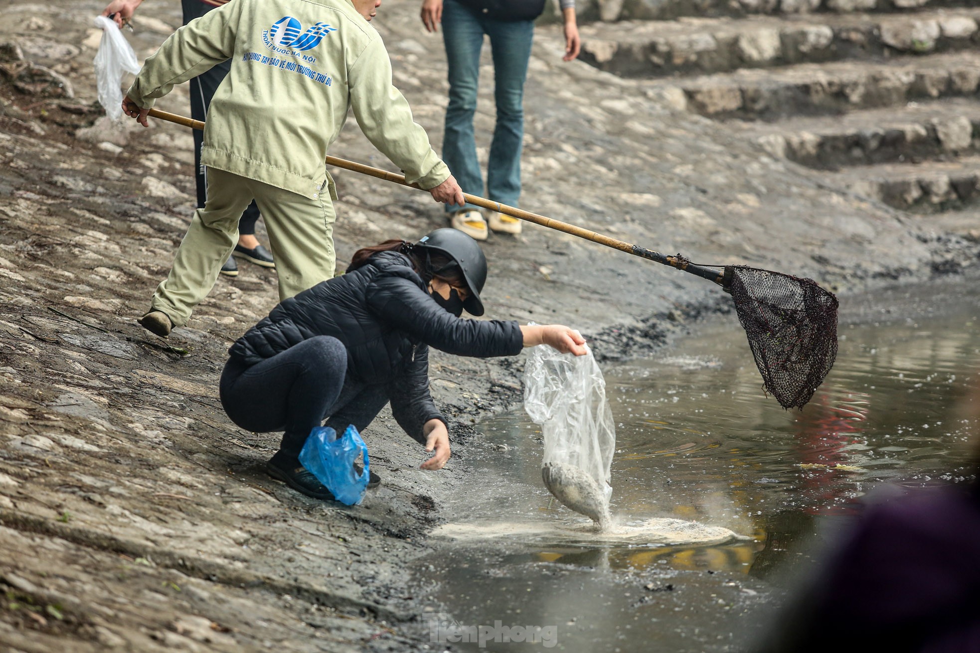 Người thả cá kẻ thả tro hương, mặt nước hồ ‘biến dị’ trong ngày ông Công ông Táo - Ảnh 3.
