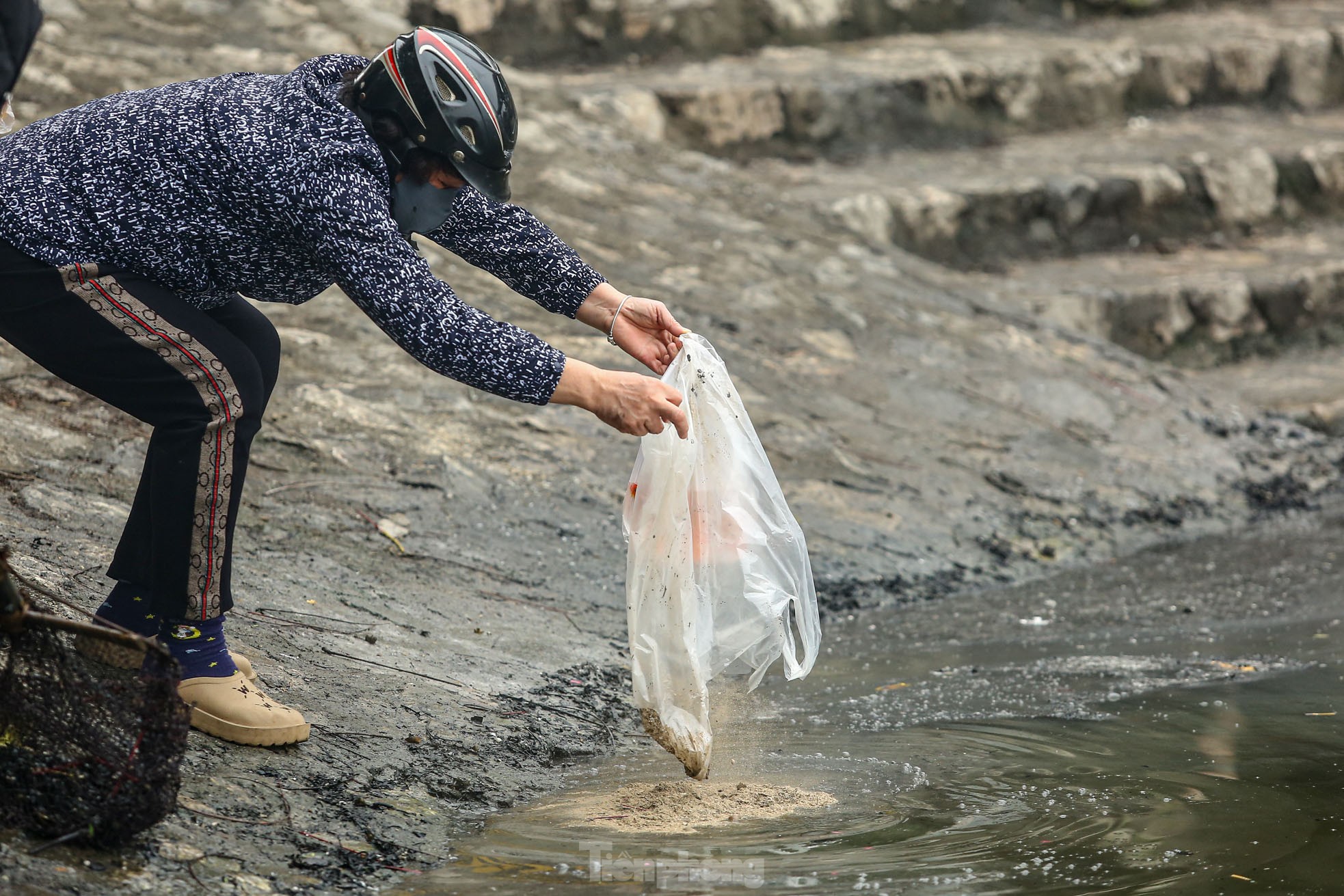 Người thả cá kẻ thả tro hương, mặt nước hồ ‘biến dị’ trong ngày ông Công ông Táo - Ảnh 5.