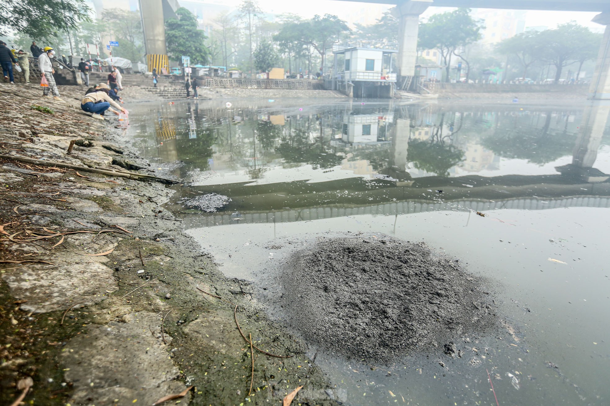 Người thả cá kẻ thả tro hương, mặt nước hồ ‘biến dị’ trong ngày ông Công ông Táo - Ảnh 8.