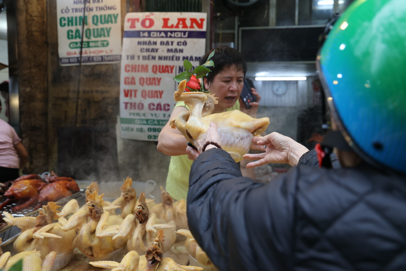 Người Hà Nội đi "chợ nhà giàu" chi tiền triệu mua gà ngậm hoa hồng cúng ông Công ông Táo- Ảnh 10.