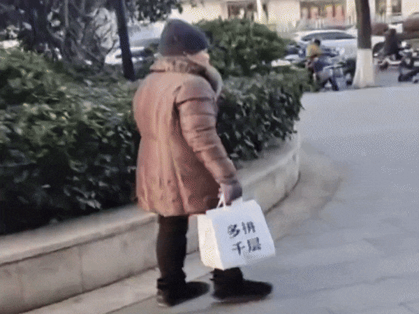 Cụ bà ngang nhiên lấy trộm túi đồ ăn giữa ban ngày ban mặt khiến shipper bất lực, cách giải quyết của cảnh sát gây tranh cãi - Ảnh 1. Cụ bà ngang nhiên lấy trộm túi đồ ăn giữa ban ngày ban mặt khiến shipper bất lực, cách giải quyết của cảnh sát gây tranh cãi - Ảnh 1.