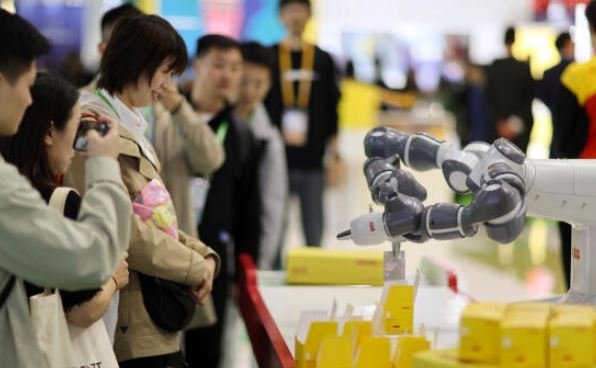 Trung Quốc vô địch thiên hạ về robot: Sản xuất hơn 6 triệu con/năm, nhiều sản phẩm rẻ bằng 1/2 Nhật Bản, muốn hiện thực hóa giấc mơ robot sản xuất robot - Ảnh 2. Trung Quốc vô địch thiên hạ về robot: Sản xuất hơn 6 triệu con/năm, nhiều sản phẩm rẻ bằng 1/2 Nhật Bản, muốn hiện thực hóa giấc mơ robot sản xuất robot - Ảnh 2.