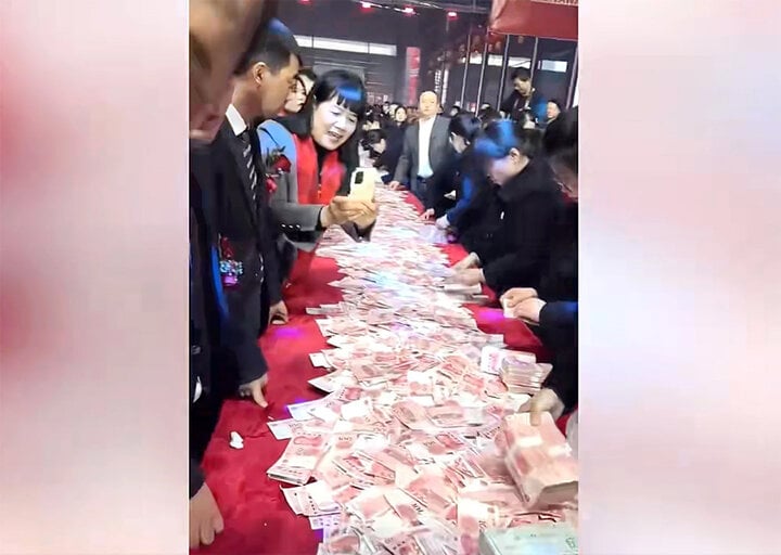 Màn thưởng Tết náo loạn cộng đồng mạng: Đếm được bao nhiêu tiền, nhận bấy nhiêu - Ảnh 2. Màn thưởng Tết náo loạn cộng đồng mạng: Đếm được bao nhiêu tiền, nhận bấy nhiêu - Ảnh 2.