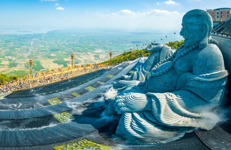 Đỉnh cao du lịch: 2 bức tượng khổng lồ thu hút 100.000 lượt khách đi cáp treo chiêm bái mỗi ngày - Ảnh 3.