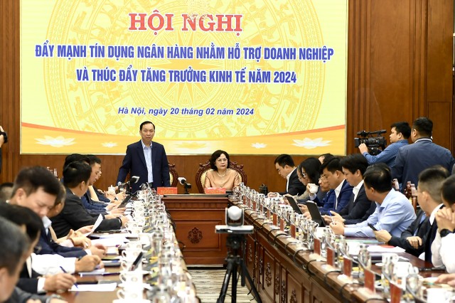 Ngân hàng kêu khó: Tiền vào dồi dào nhưng ít người vay, dù đã giảm lãi suất cho vay- Ảnh 1.