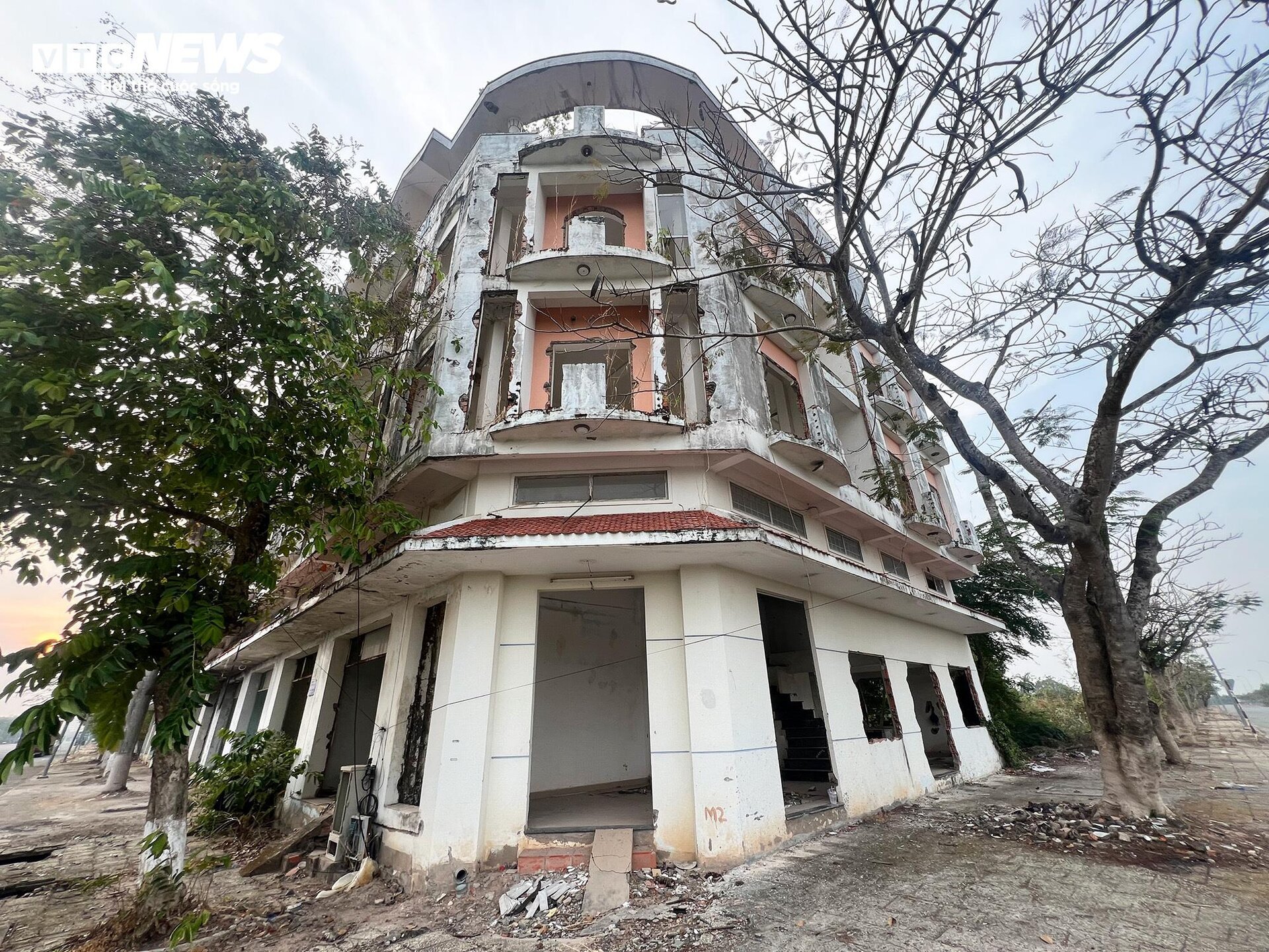 Tây Ninh: Cảnh hoang tàn của loạt shophouse tại cửa khẩu Mộc Bài - Ảnh 1.