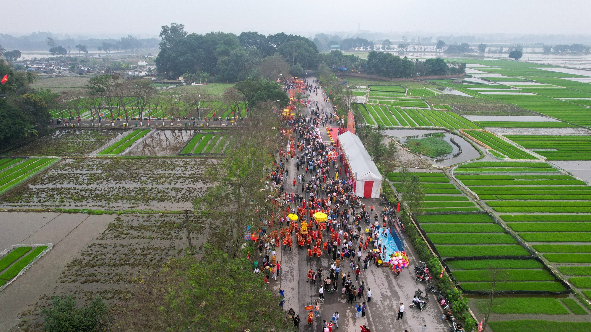 Độc đáo lễ rước vua giả giữa lòng Hà Nội- Ảnh 9. Độc đáo lễ rước vua giả giữa lòng Hà Nội- Ảnh 9.