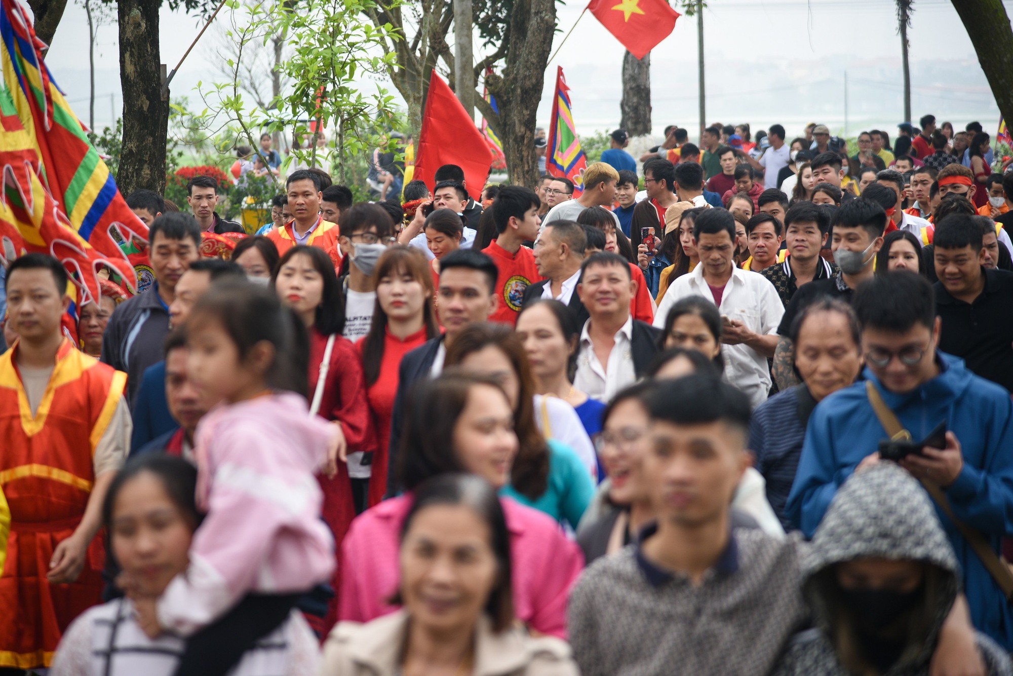 Lễ hội đền Sái có nguồn gốc gắn liền với điển tích vua An Dương Vương xây thành Cổ Loa với nghi lễ rước "vua, chúa sống" bằng người thật và cả nghi lễ chém tinh gà trắng vô cùng thú vị, độc đáo. Lễ hội đền Sái có nguồn gốc gắn liền với điển tích vua An Dương Vương xây thành Cổ Loa với nghi lễ rước "vua, chúa sống" bằng người thật và cả nghi lễ chém tinh gà trắng vô cùng thú vị, độc đáo.